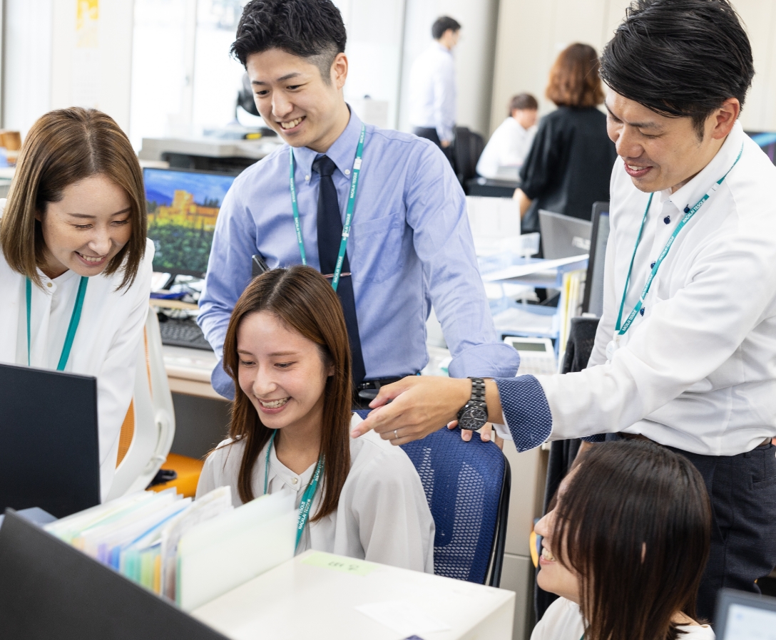 社内で社員が集まっている写真